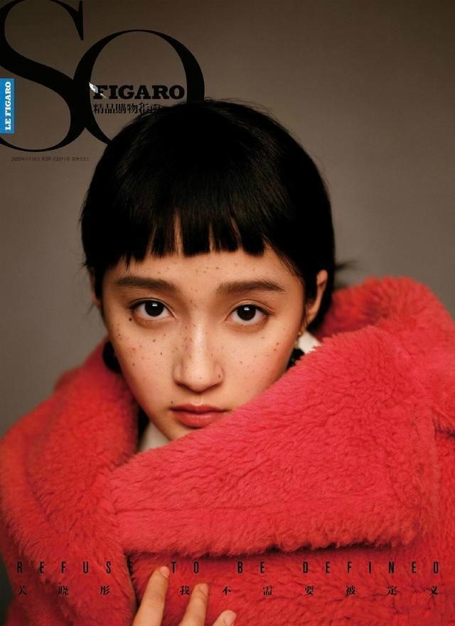 Quan Hiểu Đồng cũng từng thử thách bản thân khi tạo hình mặt chán đời. Có lẽ đây là mỹ nhân dám hy sinh bản thân để tạo những đốm tàn nhan trên mặt kết hợp với mái tóc ngố. Quan Hiểu Đồng được ví như gái quê mới lên thành phố nhưng không tìm được việc làm.