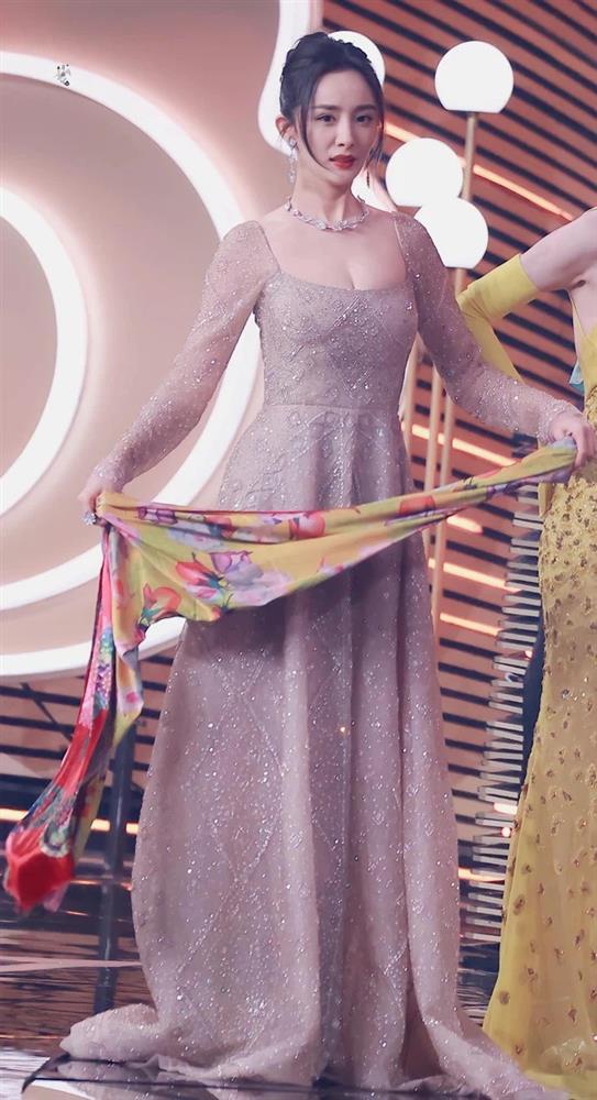9 mỹ nhân Cbiz đọ sắc váy Reem Acra: Nhiệt Ba như công chúa đến Dương Mịch muối mặt muốn 'đội quần' 9