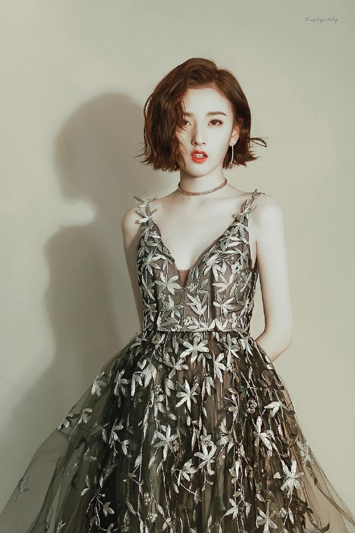 Dù là mỹ nhân thế hệ mới nhưng Tống Tổ Nhi cũng không thua kém bất cứ đàn chị nào khi đọ nhan sắc và thần thái xuất hiện trên thảm đỏ. Chụp ảnh dưới ánh đèn để lộ chiếc bóng hoàn hảo như chủ nhân vậy.