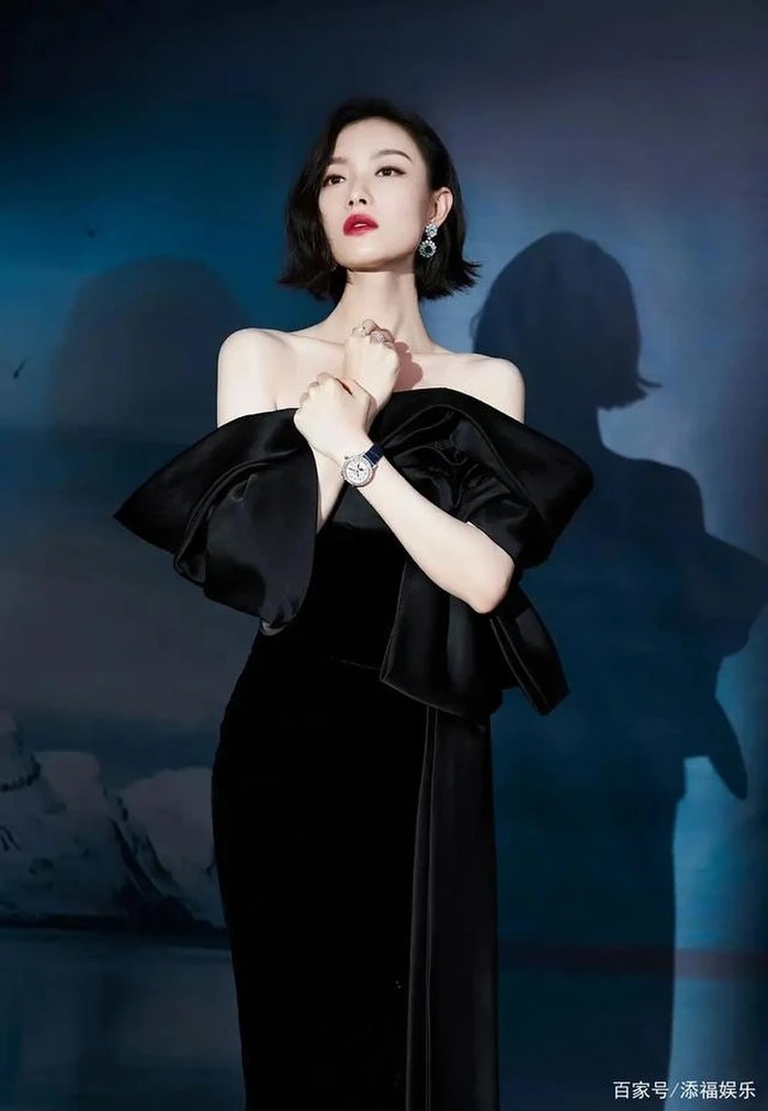 Nghê Ni được biết đến là một trong những mỹ nhân hoàn mỹ cả nhan sắc cùng thần thái sang chảnh của làng giải trí Hoa ngữ. Đến cả chiếc bóng của tình cũ Phùng Thiệu Phong cũng quyến rũ không kém gì người thân.