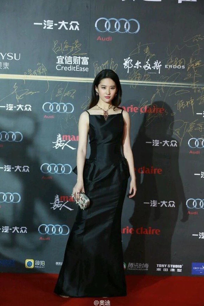 Lưu Diệc Phi không hổ là 'thần tiên tỷ tỷ' của làng giải trí Hoa ngữ. Với dáng vẻ mong manh, thuần khiết của mình, mỗi lần Lưu Diệc Phi xuất hiện đều khiến công chúng bị hớp hồn. Đặc biệt, chiếc bóng phản chiếu trên tường còn được nhận xét đẹp hơn cả người thật.