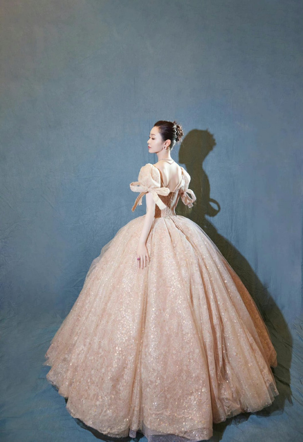 Hình ảnh Tống Dật để lộ chiếc bóng đen trên nền ảnh phía sau đẹp như một công chúa trong cổ tích.