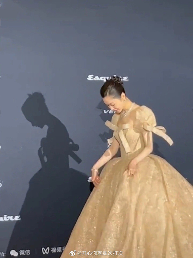 Từ động tác cúi đầu xách váy bồng bềnh đến tư thế ngẩng đầu đều thể hiện sự tao nhã của một cô nàng quý tộc ở các bộ phim của nhà Disney.