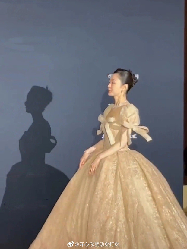 Nếu bình chọn về chiếc bóng đẹp thì chắc chắn không thể bỏ qua Tống Dật khi xuất hiện trên thảm đỏ Đêm hội Thời Thượng Tiên Sinh GENTLE GALA.