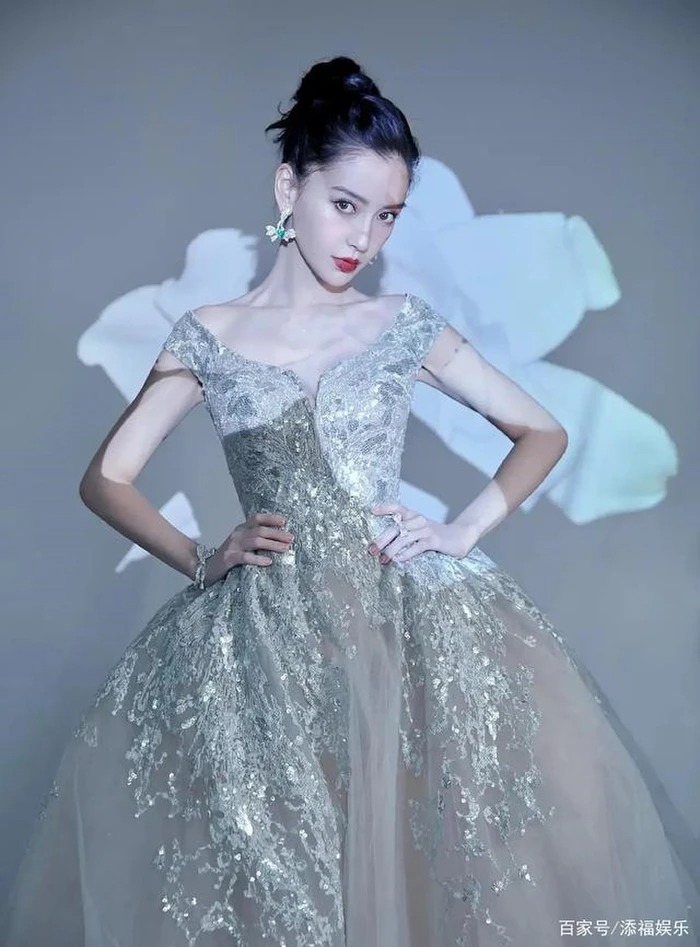 Trên thảm đỏ, Angela Baby cũng là mỹ nhân đặc biệt gây ấn tượng với nhan sắc đẹp ngất ngây. Vốn xuất thân là người mẫu, Angela Baby sở hữu ngoại hình đẹp cùng thần thái cao quý như nàng công chúa mỗi lần xuất hiện trên thảm đỏ. Đặc biệt, những lần chụp chính diện, chiếc bóng của bà xã Huỳnh Hiểu Minh như một tác phẩm nghệ thuật có hồn in trên tường.