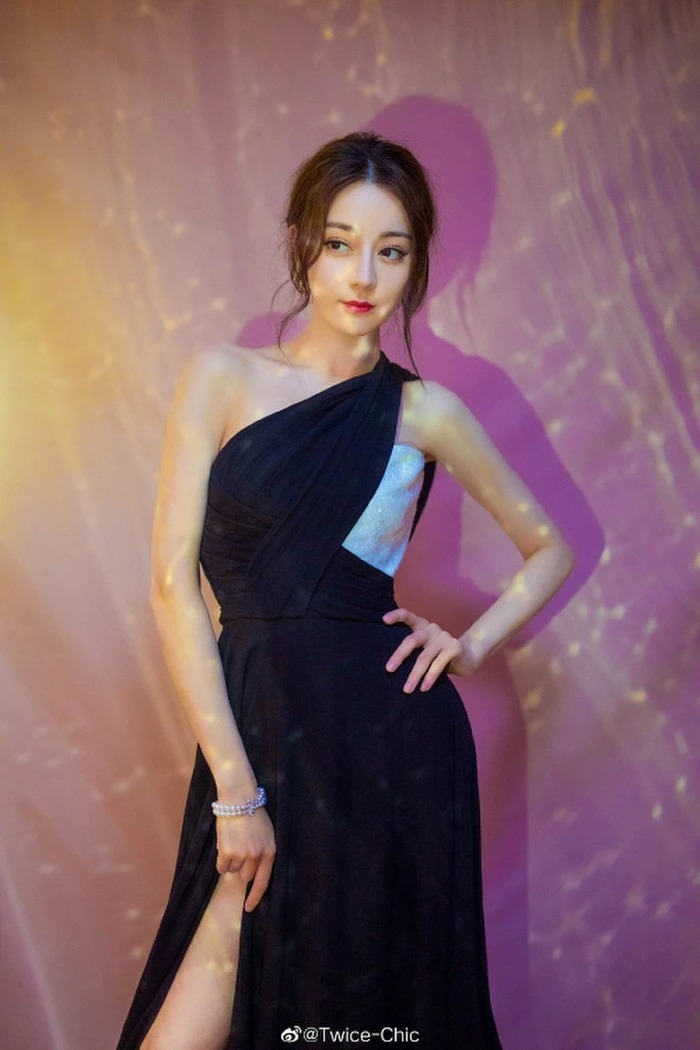 Vốn có ưu thế thân hình mảnh mai, vòng nào ra vòng đấy kết hợp phong cách thời trang đẹp mắt, nữ diễn viên 'Trường Ca Hành' đều kinh diễm mỗi lần xuất hiện. Kết hợp với ánh sách lung linh, mờ ảo, chiếc bóng của Địch Lệ Nhiệt Ba cũng gợi cảm, quyến rũ như con người thật.