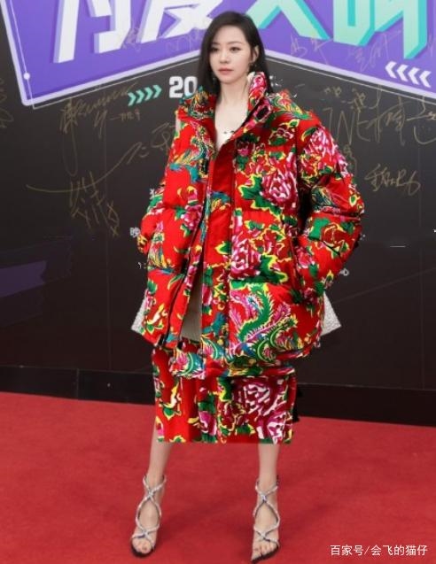 Dù không phải diện trang phục 'chăn con công' trên thảm đỏ nhưng khi thấy nữ ca sĩ run rẩy trước cái lạnh của mùa đông, dân mạng đã lập tức chế ngay chiếc áo bông và chiếc váy để khoác cho Trương Tịnh Dĩnh trong ảnh tham dự thảm đỏ. Có thể thấy, nhan sắc của cô nàng rất nổi bật trong bộ trang phục đầy ấn tượng này.