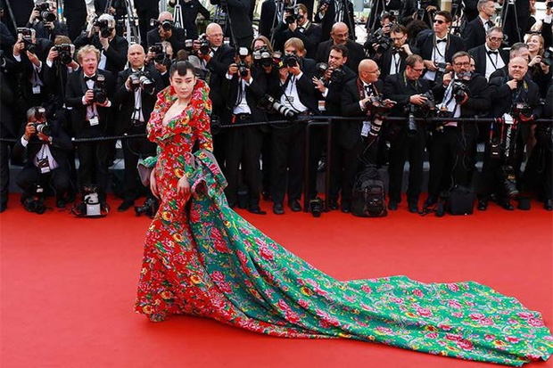 Nhắc đến hình ảnh sao Hoa ngữ diện trang phục loại vải chăn con công từ ngày xưa thì phải nhớ ngay đến Trương Hinh Dư. Sau khi Trương Hinh Dư diện chiếc đầm lòe loẹt với họa tiết 'chăn con công' ở thảm đỏ LHP Cannes (Pháp) đã trở thành huyền thoại chế ảnh trên các trang mạng xã hội Trung Quốc. Dù lòe loẹt như 'tắc kè hoa' nhưng không thể phủ nhận trang phục này đã làm tôn lên dáng người gợi cảm cùng nhan sắc xinh đẹp của Trương Hinh Dư.