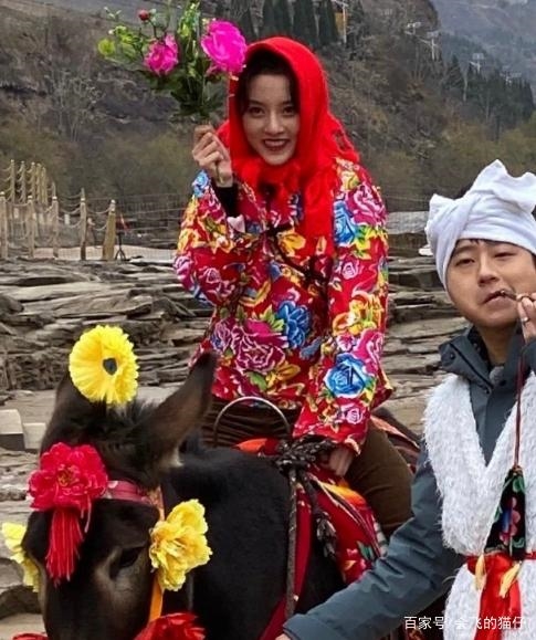 Tống Tổ Nhi cũng hóa thôn nữ vô cùng xinh đẹp trong chiếc áo họa tiết 'chăn con công' khi tham gia chương trình 'Hurry Up, Brothers'. Thậm chí, nữ diễn viên còn thêm combo khăn trùm đỏ và hoa càng khiến dân mạng cười nghiêng ngả vì phong cách thôn quê như thế này.