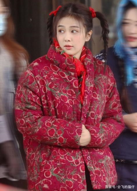 Dù chiếc áo giống như mượn bà nội nhưng khi kết hợp với hai kiểu tóc trẻ trung thì càng làm nổi bật sự đáng yêu, không hề quê mùa của Bạch Lộc.