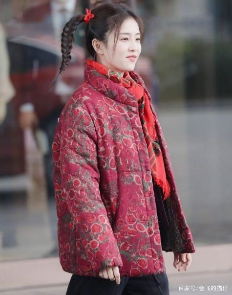 Bạch Lộc cũng không sắm ngay cho mình phong cách thời trang với chiếc áo khoác họa tiết độc lạ.