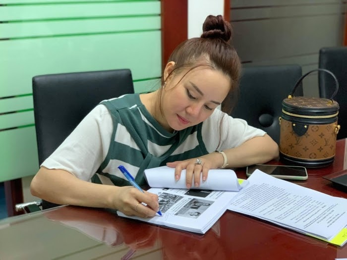Vy Oanh làm đơn kiện bà PH tại cơ quan chức năng. Ảnh FBNV Vy Oanh làm đơn kiện bà PH tại cơ quan chức năng. Ảnh FBNV