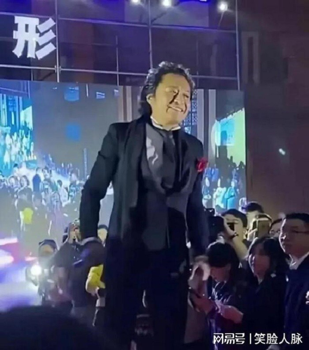 Mã Cảnh Đào hát tại một đám cưới ở nông thôn. Ảnh 163