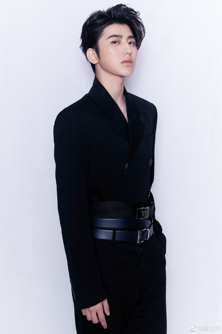 7 minh tinh Cbiz như 'giá treo quần áo': Dương Mịch sành điệu, Tuấn Khải 'mlem', trùm cuối chuẩn 'tắc kè hoa' - Ảnh 13