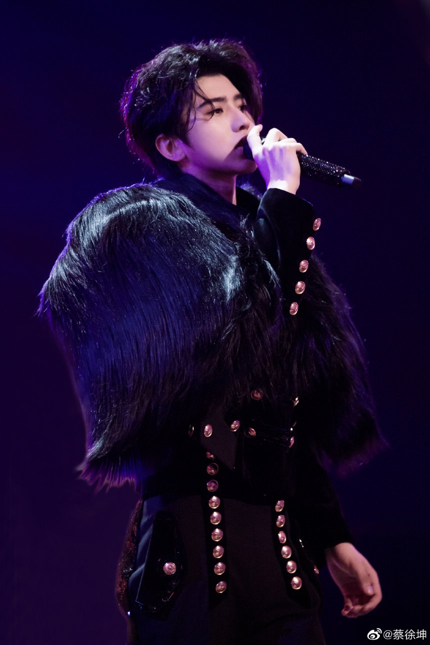 7 minh tinh Cbiz như 'giá treo quần áo': Dương Mịch sành điệu, Tuấn Khải 'mlem', trùm cuối chuẩn 'tắc kè hoa' - Ảnh 11