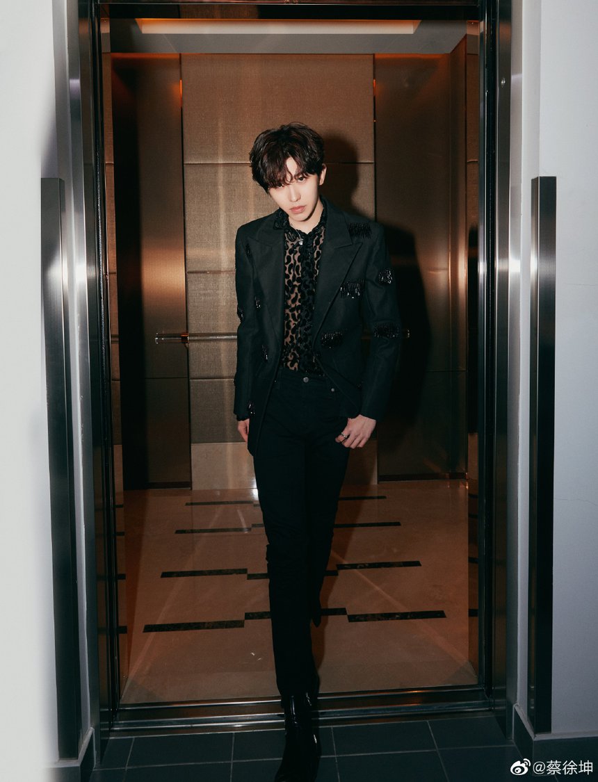 7 minh tinh Cbiz như 'giá treo quần áo': Dương Mịch sành điệu, Tuấn Khải 'mlem', trùm cuối chuẩn 'tắc kè hoa' - Ảnh 10