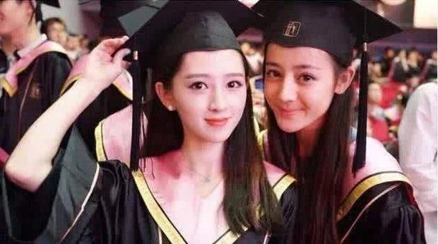 Nhan sắc hồi sinh viên của Địch Lệ Nhiệt Ba hoàn toàn bị lép vế với bạn. Nhan sắc hồi sinh viên của Địch Lệ Nhiệt Ba hoàn toàn bị lép vế với bạn.