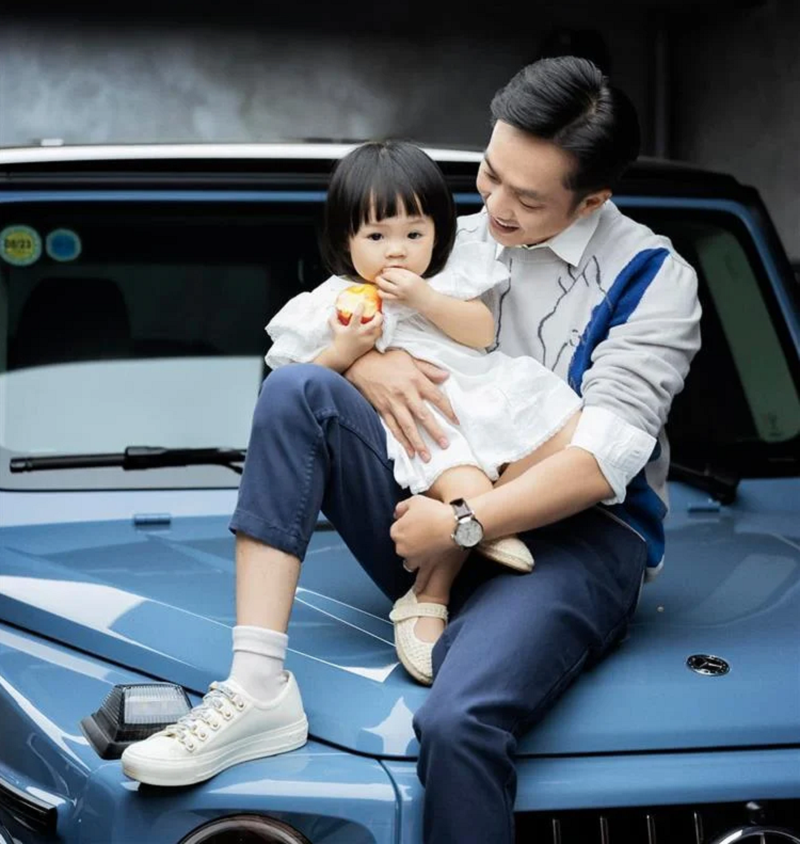 Cường Đô la cưng chiều con gái đầu lòng. Ảnh FBNV Cường Đô la cưng chiều con gái đầu lòng. Ảnh FBNV