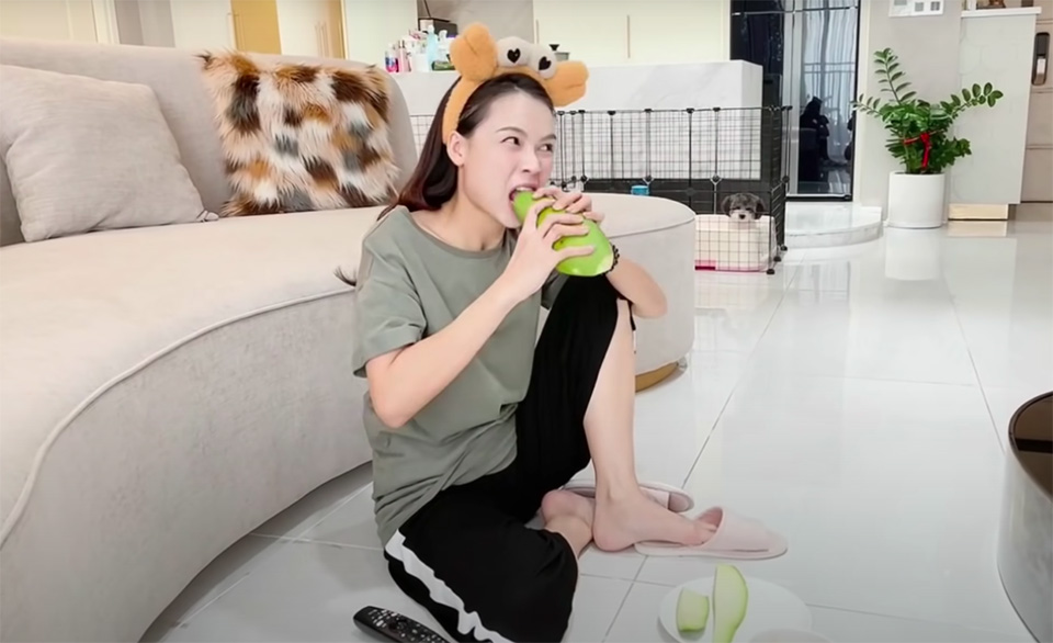 Hình ảnh giản dị ở nhà của Sam. Ảnh cắt từ clip