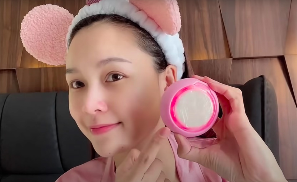 'Hotgirl 50 tỷ' Sam lộ mặt thật ở nhà: Nhan sắc khác với khi trang điểm! - Ảnh 1