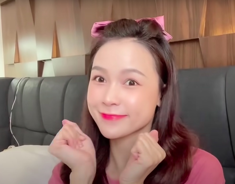 Sam xuất hiện trên vlog mới nhất. Ảnh cắt từ clip.