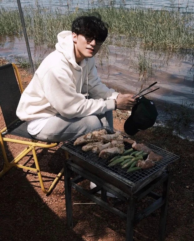 Sơn Tùng đăng tải chụp tại một khu vực bờ hồ hơi trùng với quang cảnh trong ảnh của Hải Tú. Sơn Tùng đăng tải chụp tại một khu vực bờ hồ hơi trùng với quang cảnh trong ảnh của Hải Tú.
