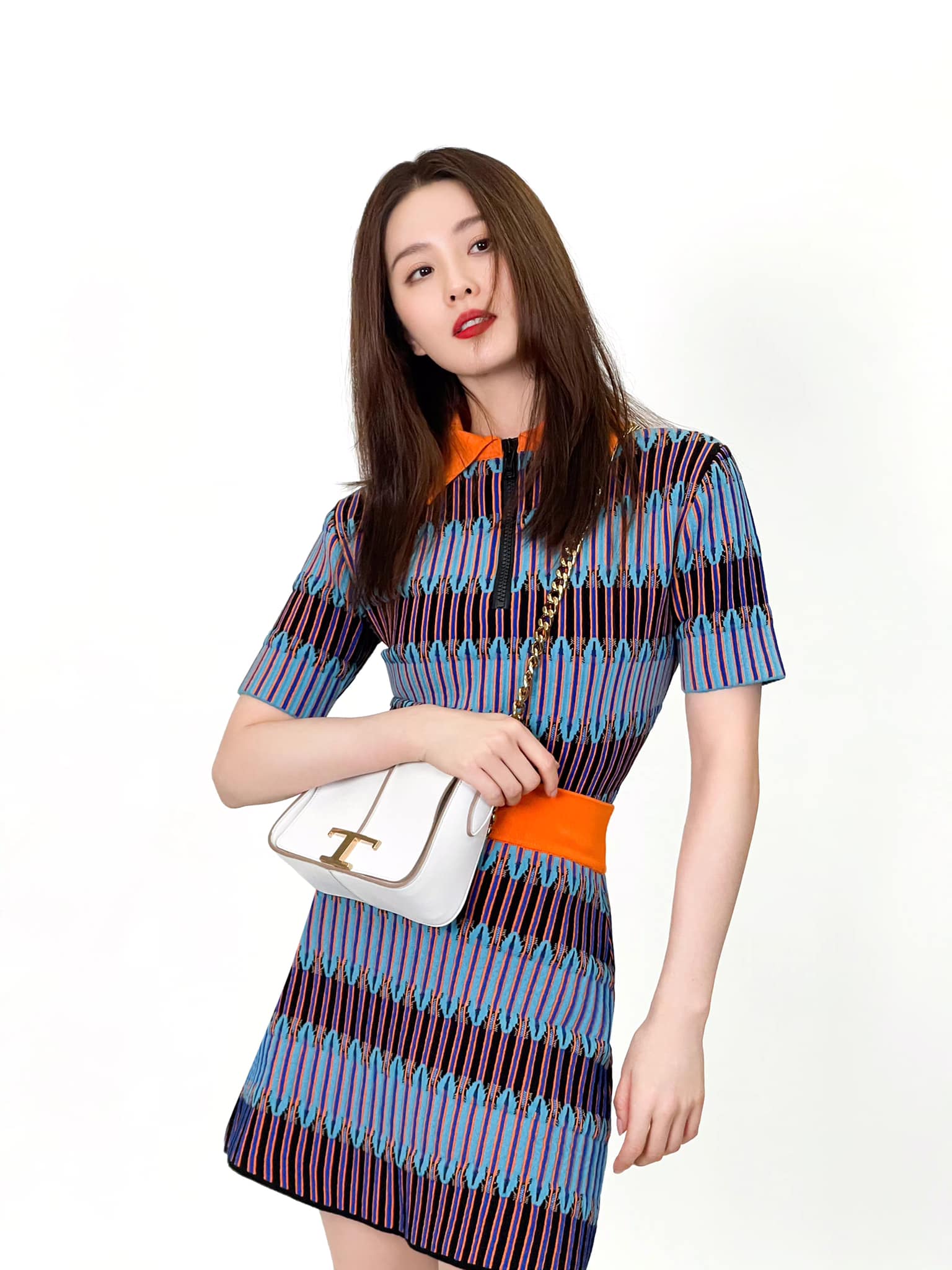 Lưu Thi Thi gây ấn tượng với nhan sắc xinh đẹp cùng thân hình gợi cảm trong bộ đầm bó sát nhiều màu sắc.