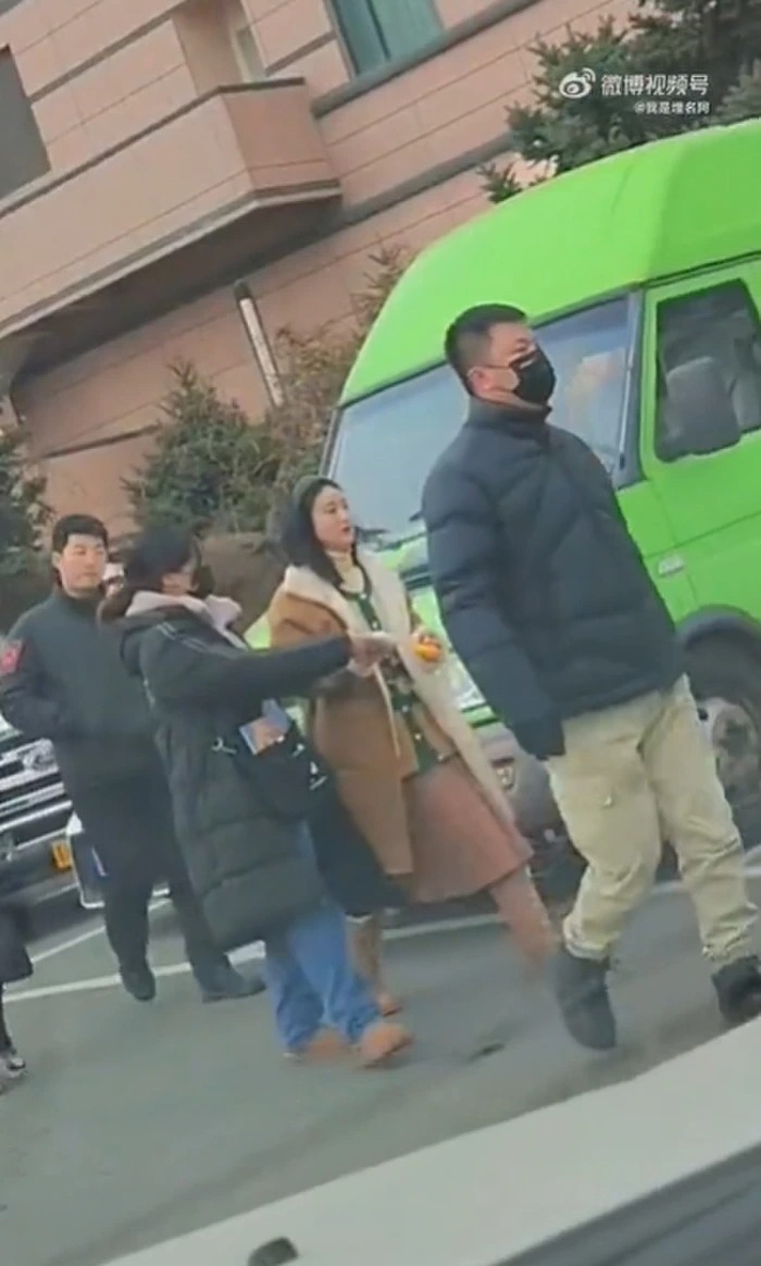 Hình ảnh Triệu Lệ Dĩnh bị quay lén. Ảnh cắt từ clip.