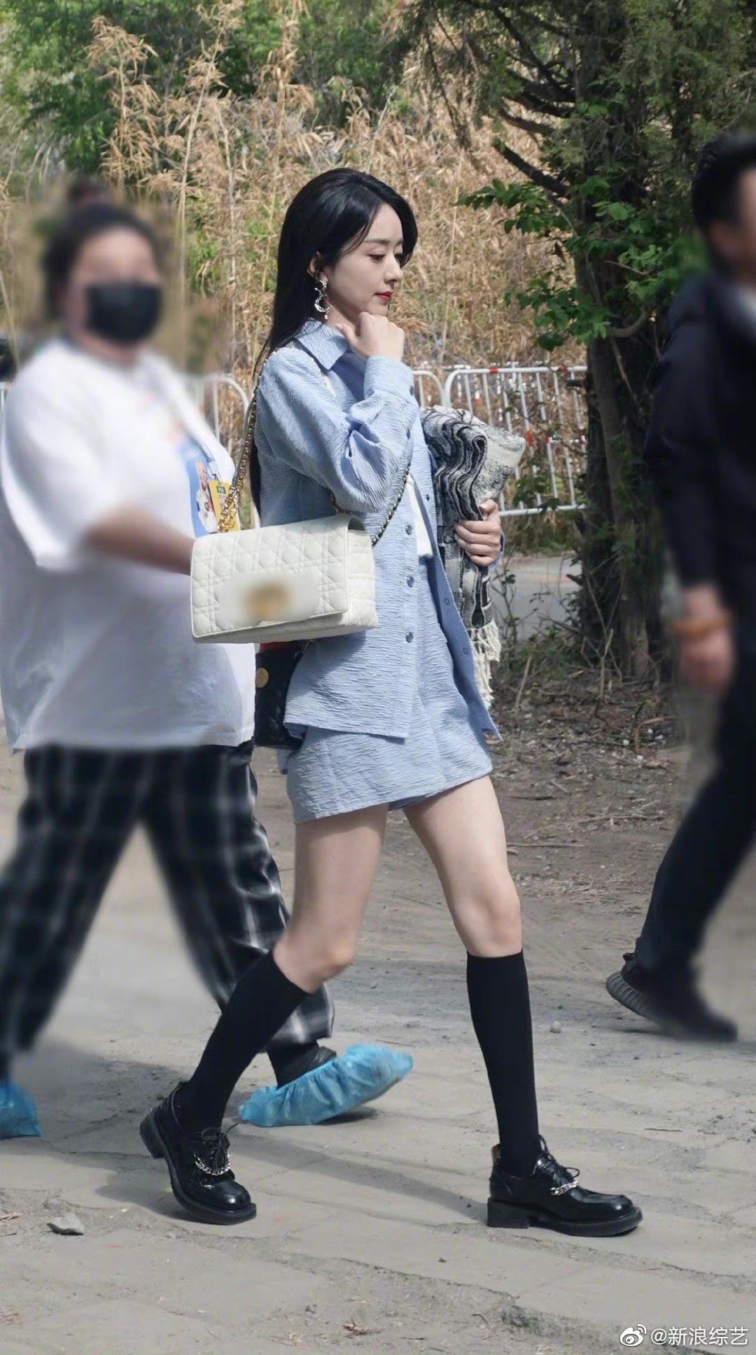 Triệu Lệ Dĩnh bị 'người đi đường' quay lén: Lộ điểm bất thường trên cơ thể - Ảnh 10