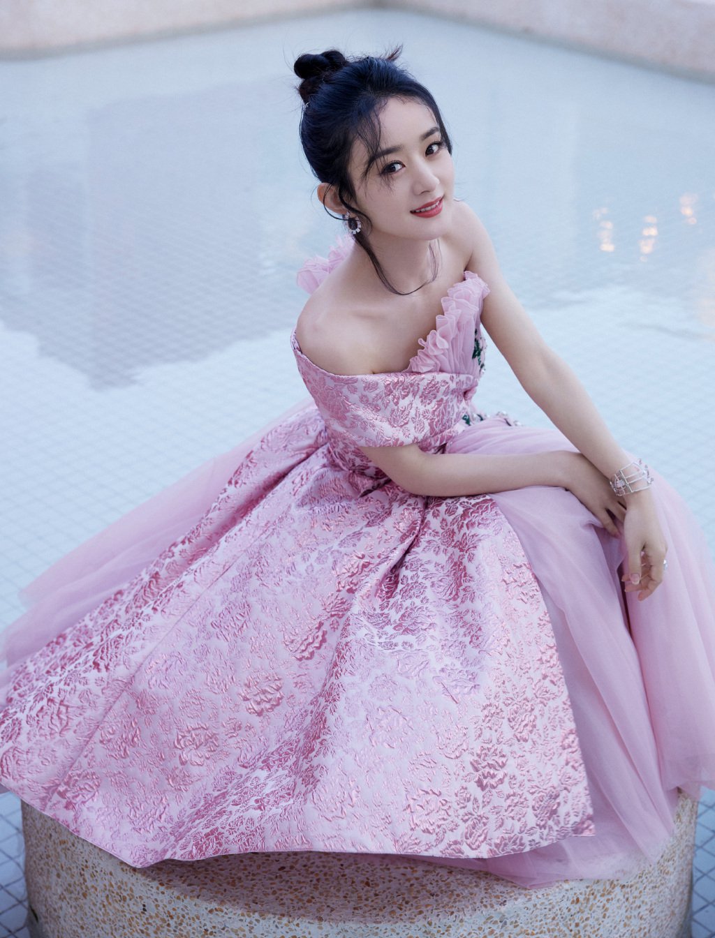 Triệu Lệ Dĩnh bị 'người đi đường' quay lén: Lộ điểm bất thường trên cơ thể - Ảnh 2