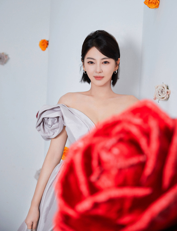 Dàn mỹ nhân Cbiz đọ sắc trong sự kiện 'Nghìn Lẻ Một Đêm': Dương Mịch kinh diễm, Cúc Tịnh Y vẫn 'thói cũ' - Ảnh 11 Dàn mỹ nhân Cbiz đọ sắc trong sự kiện 'Nghìn Lẻ Một Đêm': Dương Mịch kinh diễm, Cúc Tịnh Y vẫn 'thói cũ' - Ảnh 11