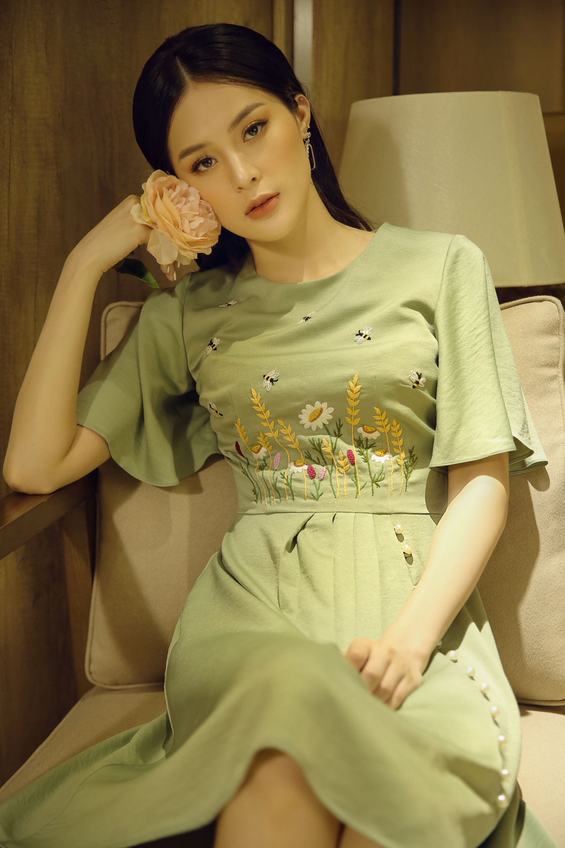 Hạ Vy vô cùng đắt show chụp ảnh thời trang. Ảnh internet