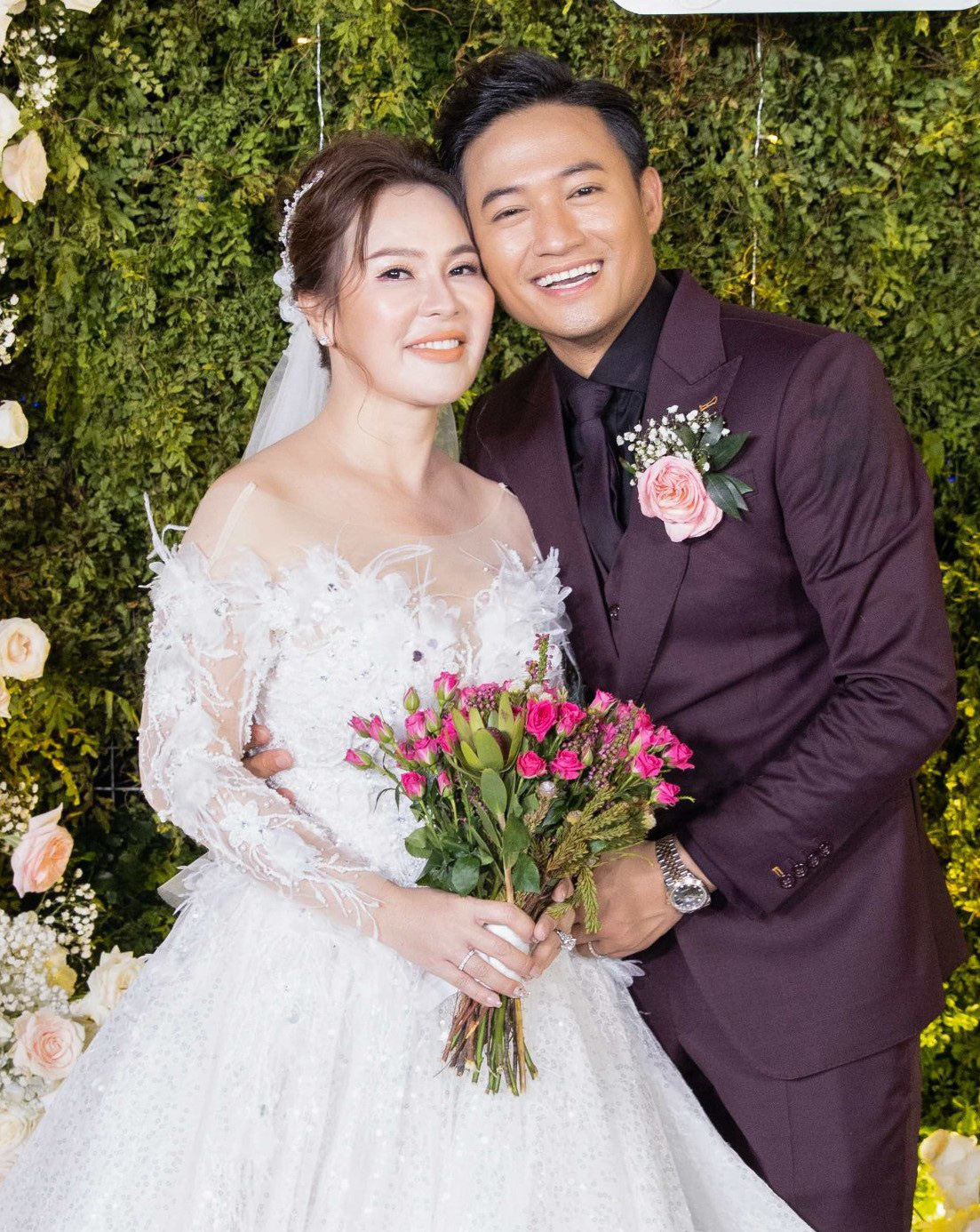 Chỉ 2 từ, vợ đại gia hơn 7 tuổi của Quý Bình lộ cuộc hôn nhân với chồng trẻ ai cũng ngỡ ngàng 1 Chỉ 2 từ, vợ đại gia hơn 7 tuổi của Quý Bình lộ cuộc hôn nhân với chồng trẻ ai cũng ngỡ ngàng 1