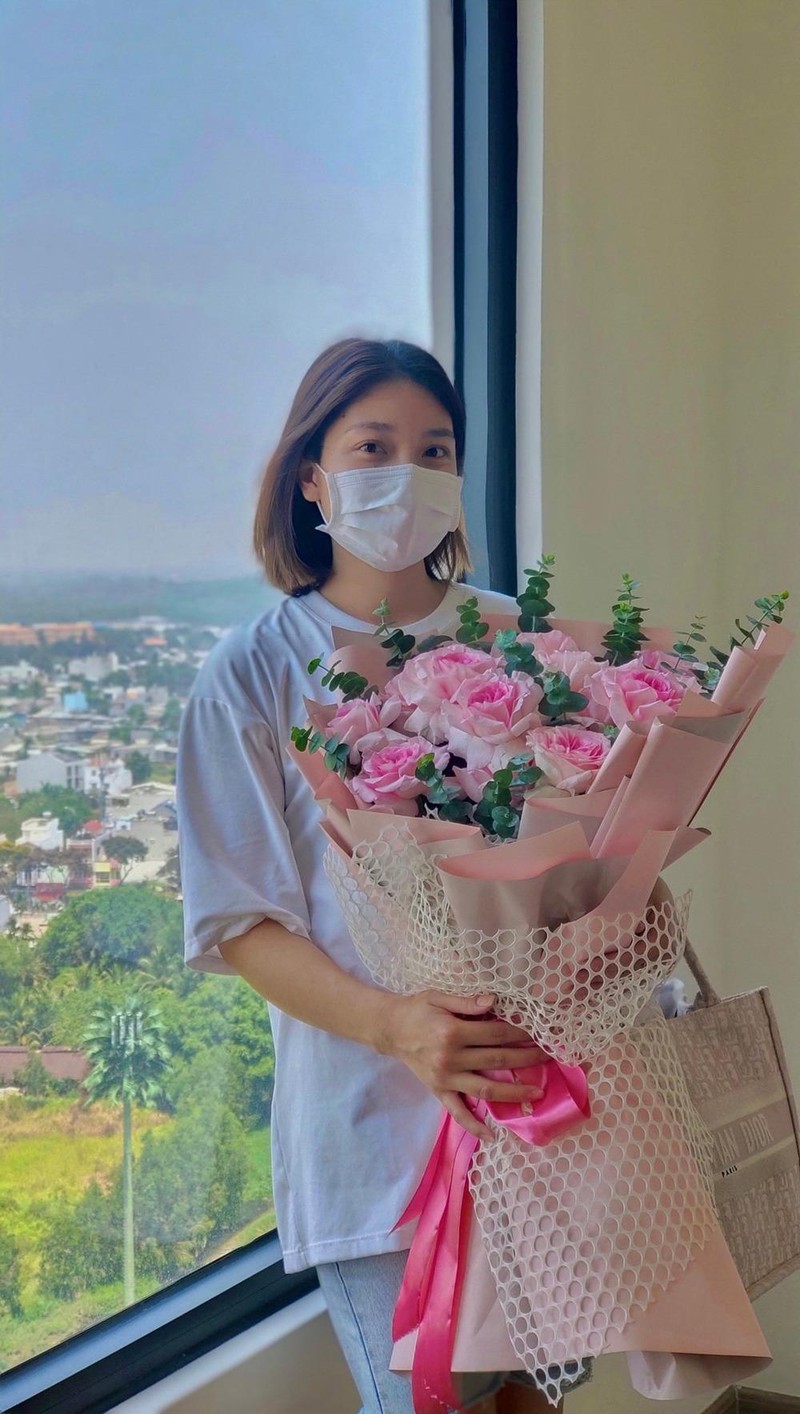 Trợ lý của Hòa Minzy khoe món quà khủng được tặng trước ngày 8/3. Ảnh FBNV Trợ lý của Hòa Minzy khoe món quà khủng được tặng trước ngày 8/3. Ảnh FBNV