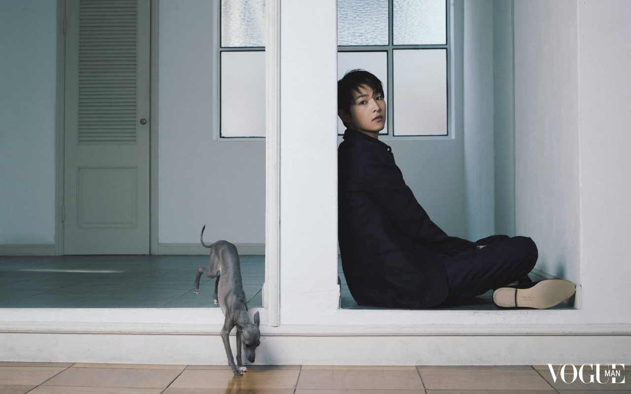 Song Joong Ki xuất hiện vô cùng điển trai trên trang bìa tạp chí tháng 3.