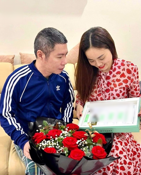 Công Lý cũng có hành động 'nịnh' bà xã ngọt ngào thế này. Ảnh FBNV Công Lý cũng có hành động 'nịnh' bà xã ngọt ngào thế này. Ảnh FBNV