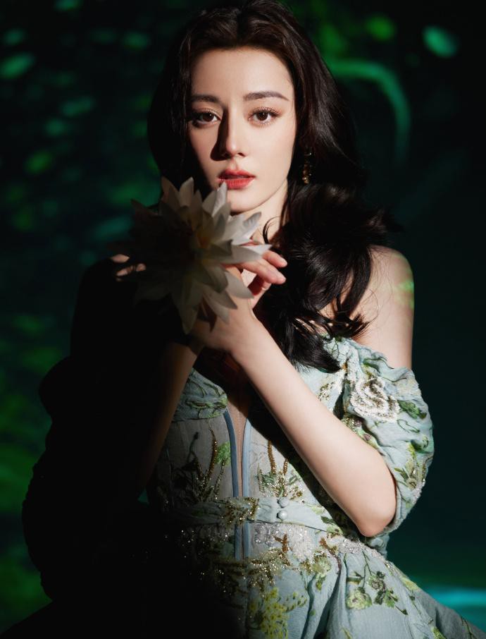 'Náo loạn' nhan sắc của Địch Lệ Nhiệt Ba trên livestream: Liệu có xứng trong top 100 gương mặt đẹp nhất thế giới? - Ảnh 3 'Náo loạn' nhan sắc của Địch Lệ Nhiệt Ba trên livestream: Liệu có xứng trong top 100 gương mặt đẹp nhất thế giới? - Ảnh 3