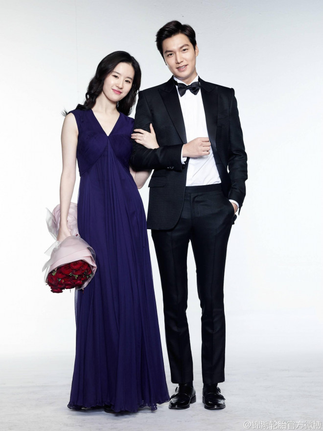 Đứng bên nhau đúng chuẩn trai tài gái sắc nhưng thần thái của Lee Min Ho và Lưu Diệc Phi lại hơi gượng gạo.