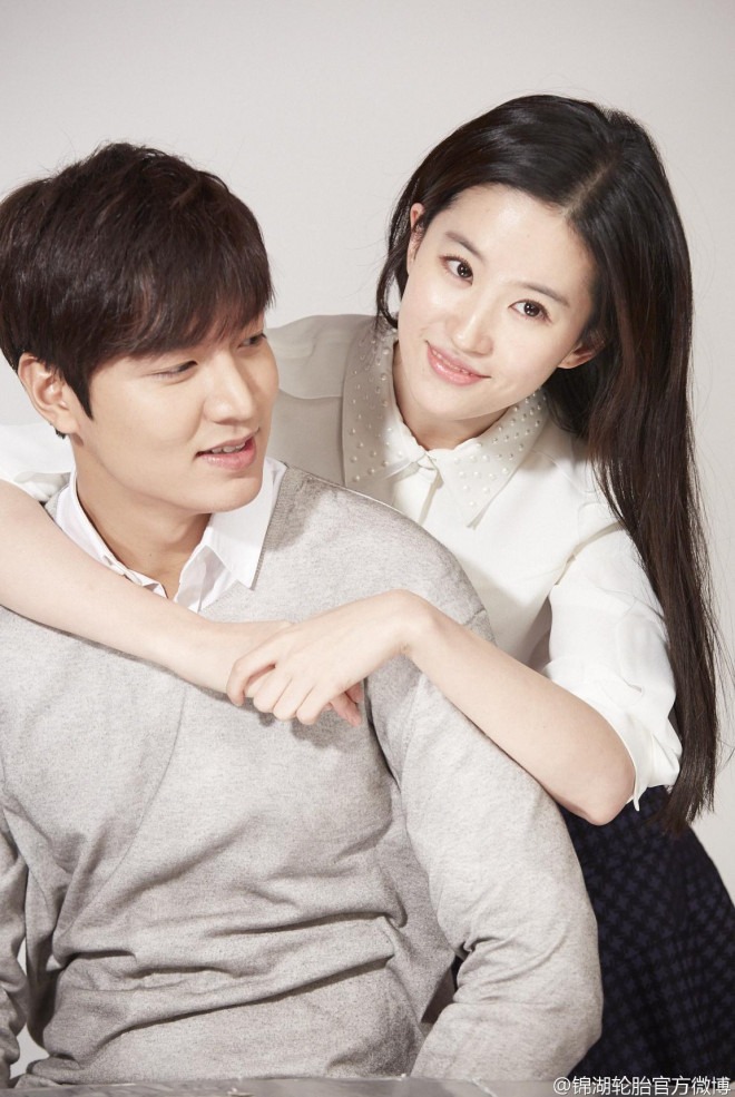 Mới đây, trên mạng xã hội bất ngờ chia sẻ hình ảnh Lưu Diệc Phi và Lee Min Ho khiến nhiều người trầm trồ. Lần hiếm hoi, khán giả thấy được 2 cực phẩm nhan sắc của hai làng giải trí đình đám Hoa - Hàn chung trong một bức ảnh.