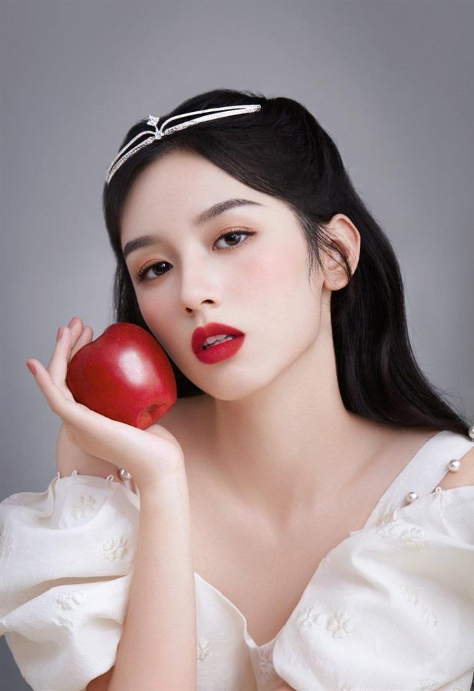 Châu Dã lại bị chỉ trích yêu sớm trong khi diễn xuất lại không được đánh giá cao. Châu Dã lại bị chỉ trích yêu sớm trong khi diễn xuất lại không được đánh giá cao.
