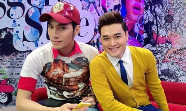 'Hoàng tử sơn ca' liên tục bị đồn yêu đồng tính với NTK Lý Quí Khánh. 'Hoàng tử sơn ca' liên tục bị đồn yêu đồng tính với NTK Lý Quí Khánh.