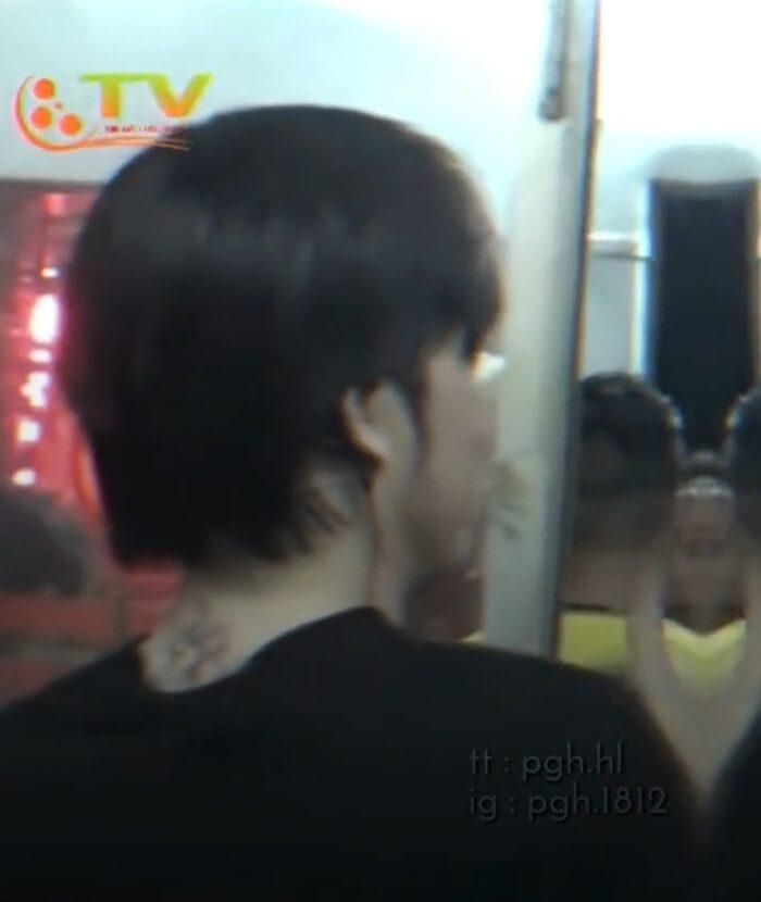 Lần hiếm hoi Hoài Linh lộ hình xăm sau gáy. Ảnh cắt từ clip