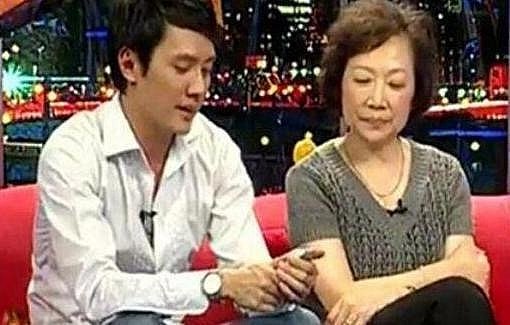 Phùng Thiệu Phong và mẹ xuất hiện trên truyền hình.