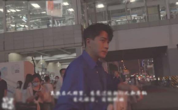 Lưu Khải Uy xuất hiện chốn đông người, dù không đeo khẩu trang những vẫn không ai nhận ra. Lưu Khải Uy xuất hiện chốn đông người, dù không đeo khẩu trang những vẫn không ai nhận ra.