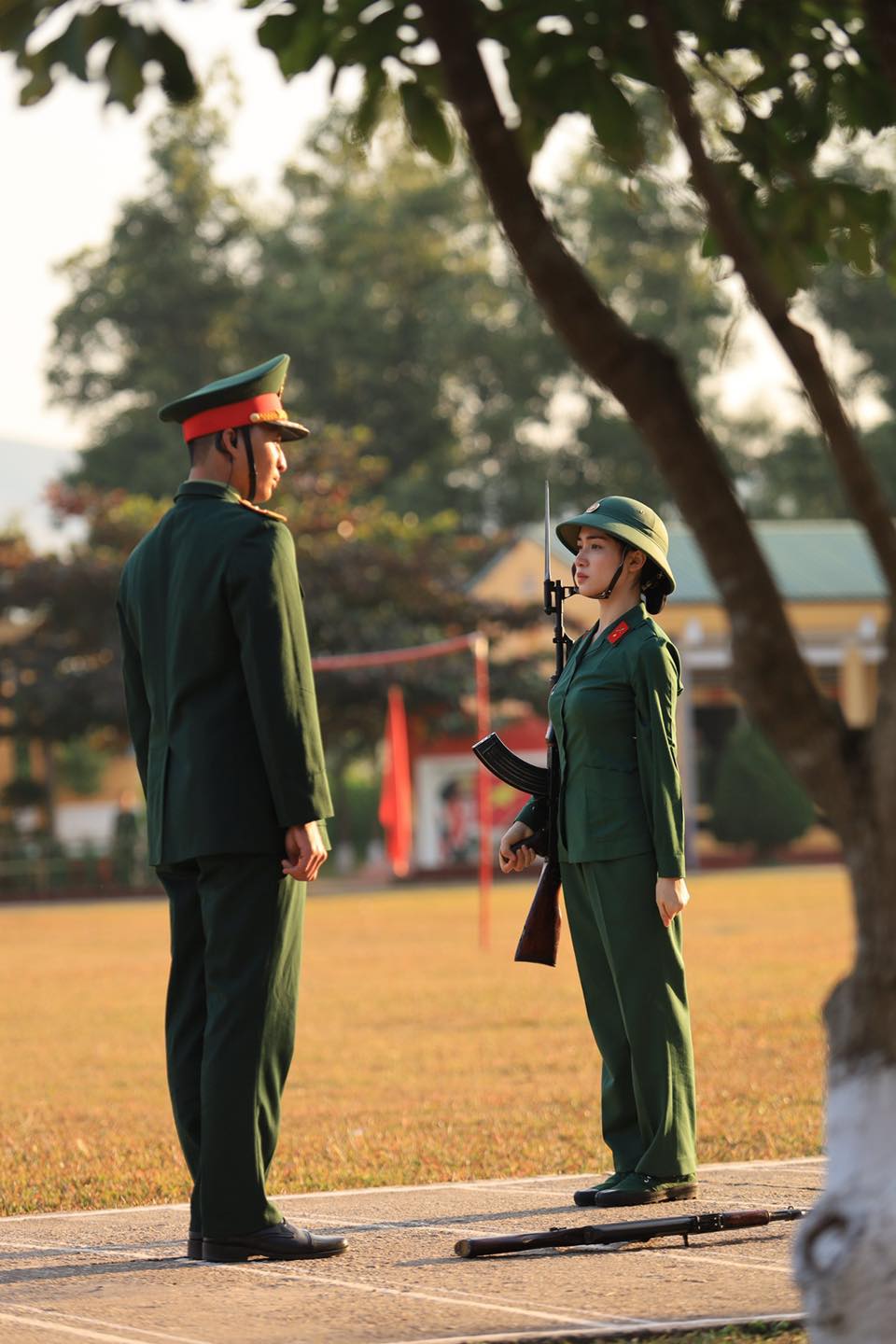 Hòa Minzy trong quá trình huấn luyện tại 'Sao nhập ngũ'.