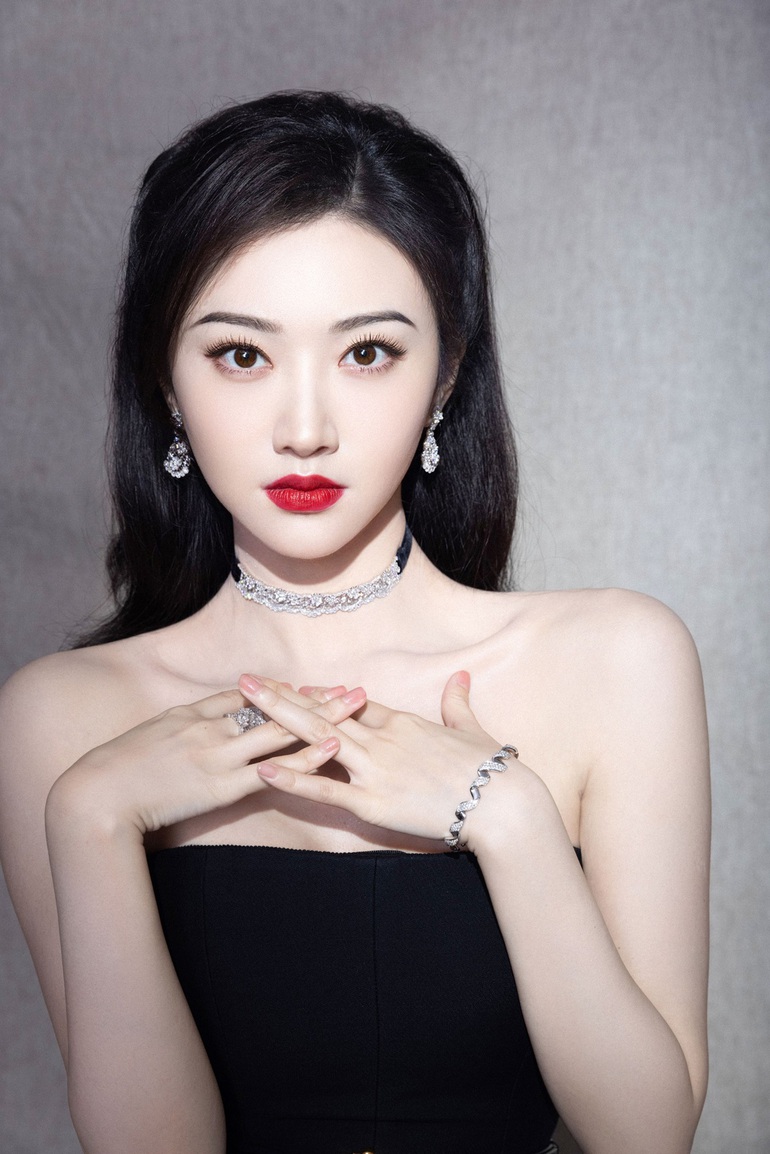 Cảnh Điềm lộ bụng mang dạ chửa được Hứa Khải ân cần dìu dắt: Xuất hiện chi tiết bất thường? - Ảnh 4 Cảnh Điềm lộ bụng mang dạ chửa được Hứa Khải ân cần dìu dắt: Xuất hiện chi tiết bất thường? - Ảnh 4