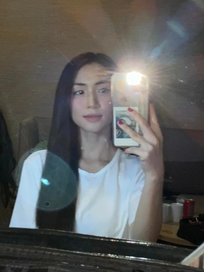 Nhan sắc của Hòa Minzy qua camera thường thế nào mà khiến dân tình 'nức nở'? 2 Nhan sắc của Hòa Minzy qua camera thường thế nào mà khiến dân tình 'nức nở'? 2