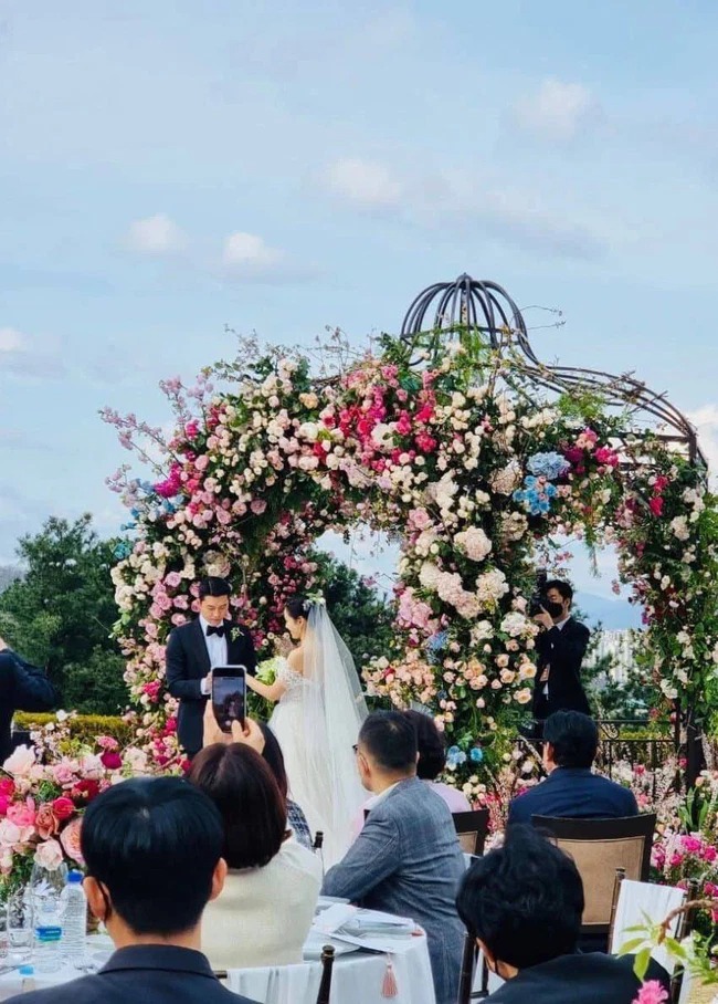Trong khi đó có phần chú rể trao nhẫn cưới cho cô dâu. Trong khi đó có phần chú rể trao nhẫn cưới cho cô dâu.