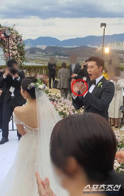 Netizen soi ra Hyun Bin không đeo nhẫn cưới trong cuối buổi lễ. Netizen soi ra Hyun Bin không đeo nhẫn cưới trong cuối buổi lễ.