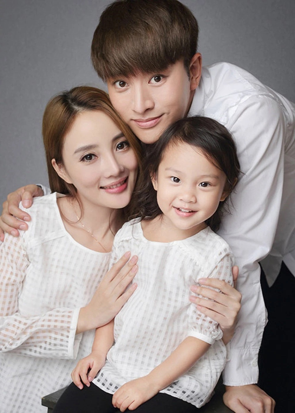 Gia đình từng hạnh phúc của Giả Nãi Lượng và Lý Tiểu Lộ.